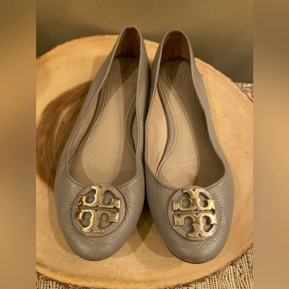 TORY BURCH Claire Ballet Flat Tumbled Leather Grey Slip On Logo Gold Flats‎ 8M